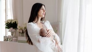 Kelly Piquet declara amor à maternidade e emociona fãs que reagem com afeto