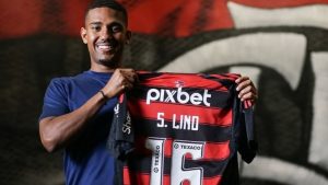 Estreia de Samuel Lino pelo Flamengo impressiona torcedores rivais