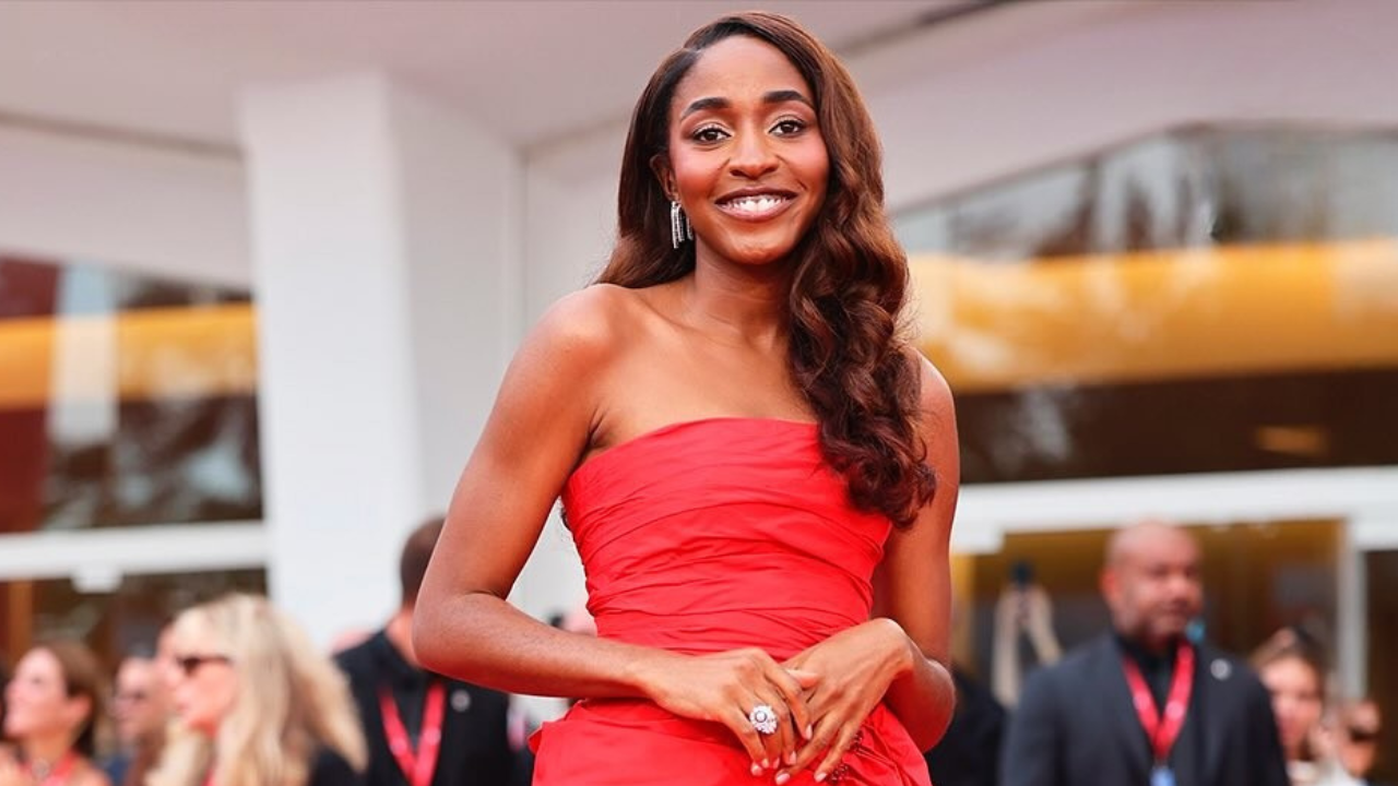 Ayo Edebiri exibe escova modelada com ondas suaves no tapete vermelho do Festival de Veneza 2025 | Reprodução/Instagram/@ayoedebiri