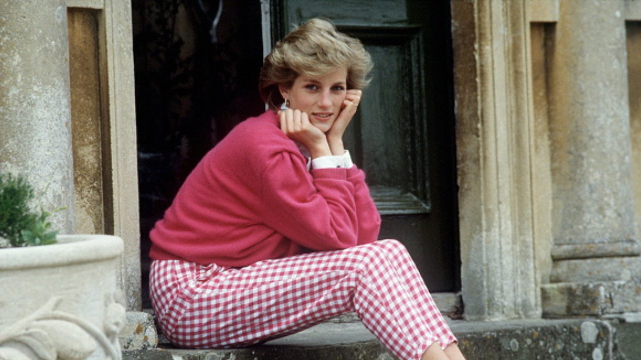 Lady Di em frente a sua Highgrove House, em Doughton, Gloucestershire l
Reprodução/Tim Graham Photo Library/Getty Images Embed