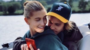 Justin Bieber encanta fãs com postagem ao som de MPB ao lado de Hailey