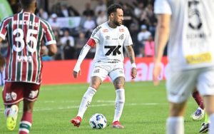 Vojvoda estreia, mas Santos fica no empate com o Fluminense
