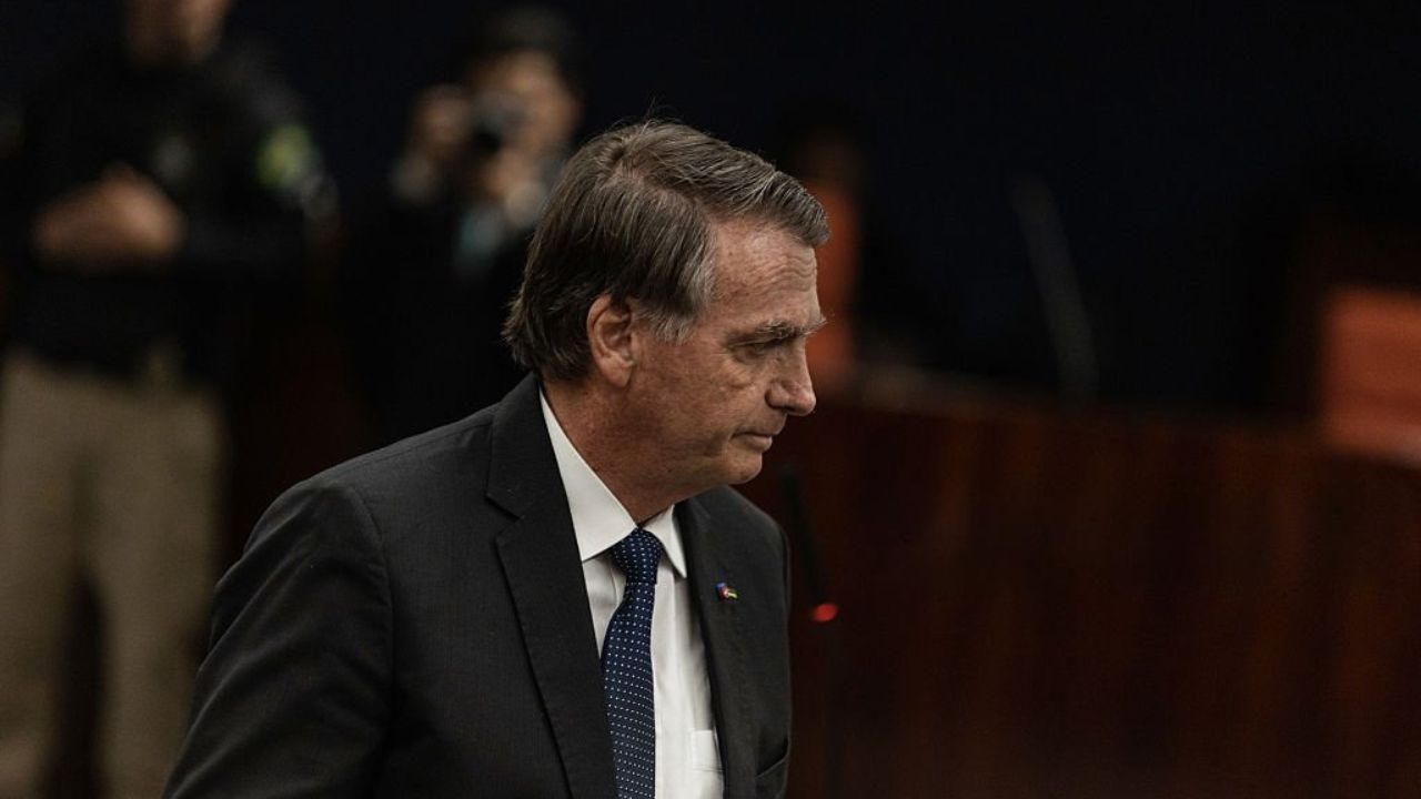 Jair Bolsonaro sendo acusado | Reprodução/Arthur Menescal/Getty Images Embed