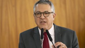 Filha e esposa de Alexandre Padilha têm visto americano cancelado