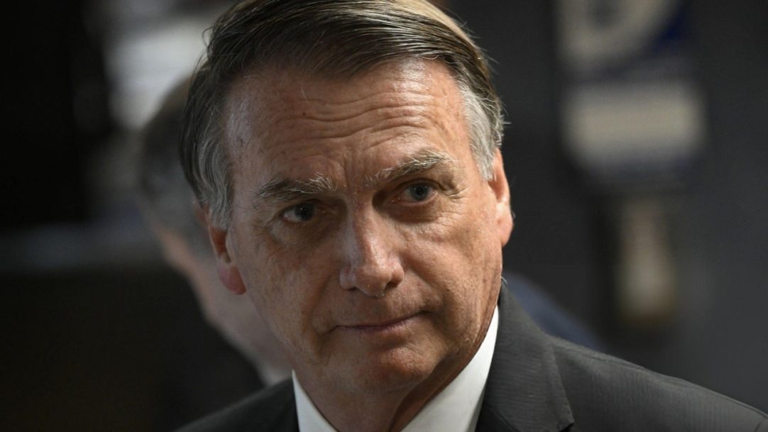Notas sobre depoimento de Mauro Cid são encontradas em veículo de Bolsonaro