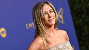 Jennifer Aniston segue fiel à sua escolha de calçado de verão preferido