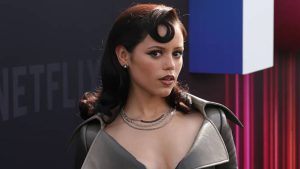 Jenna Ortega chama atenção com visual gótico e moderno