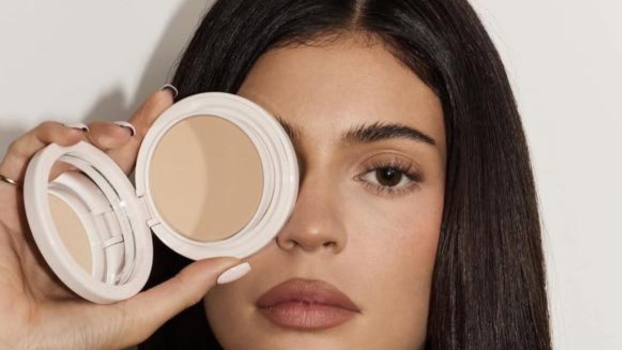 Kylie Jenner lança a sua nova linha de base em pó no Brasil 
I Reprodução/Instagram/@kyliecosmetics