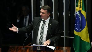 Flávio Bolsonaro assume autoria de postagem e nega que pai tenha tentado burlar Justiça