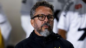 Santos anuncia a saída de Cleber Xavier após derrota para o Vasco