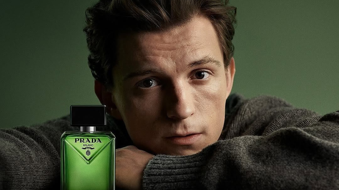 Tom Holland posa para a campanha de lançamento da fragrância Paradigme da Prada Beauty | Reprodução/Instagram/@pradabeauty