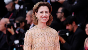 Fernanda Torres usa Giorgio Armani no tapete vermelho do Festival de Veneza