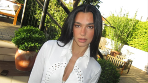 Dua Lipa fala sobre estar trabalhando em novas músicas: “Sou cautelosa sobre o que escrevo”