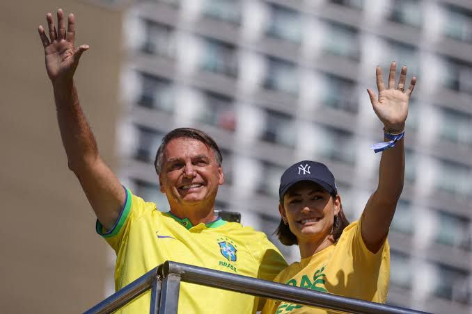 O ex-presidente Jair Bolsonaro (PL) e a ex-primeira-dama Michelle Bolsonaro | Reprodução/ Pilar Olivares/Reuters/Nexo Jornal