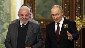 Lula recebe ligação de Putin após reunião com Trump no Alasca