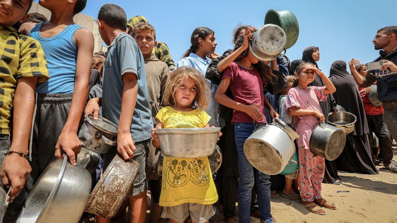 Palestinos recebem alimentos em Gaza | Reprodução/Hamza Z. H. Qraiqea/Anadolu/Getty Images Embed