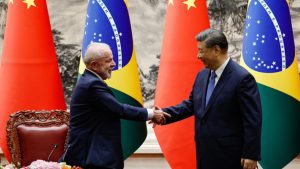 China quer trabalhar Brasil para superar tarifaço dos Estados Unidos