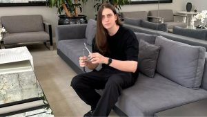 Felca vence disputas contra TikTok e X e processa centenas de usuários