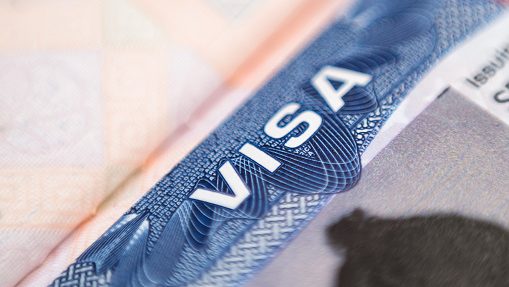 Etiqueta do visto americano no passaporte l
Reprodução/	Alexander W Helin/Getty Images Embed