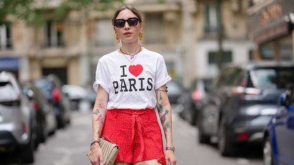 Modelo em sessão de fotos em Paris com óculos estilo anos 2000 l  Reprodução/Edward Berthelot/Getty Images Embed