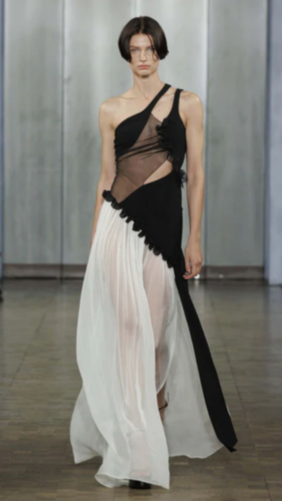 Modelo na passarela com look preto e branco