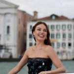 Isis Valverde usando vestido preto com datalhes em azul