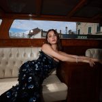 Isis Valverde usando vestido preto com datalhes em azul