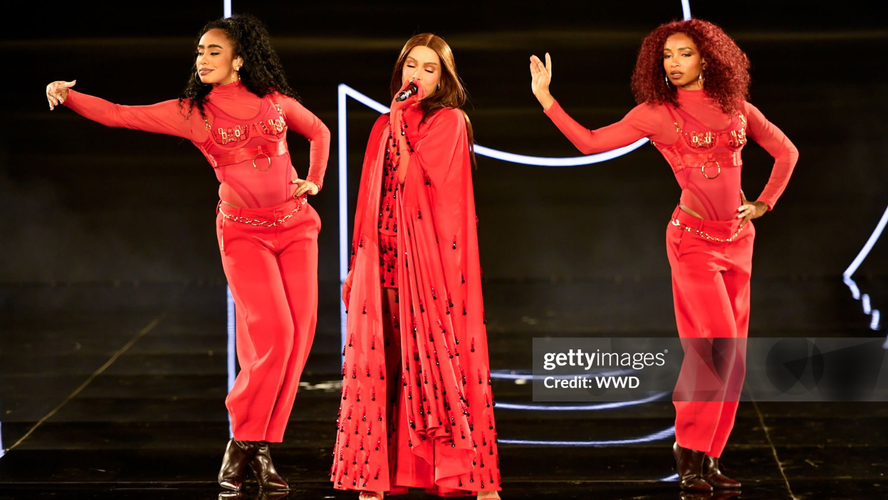 Anitta em apresentação | Reprodução/Dominique Maitre/WWD via Getty Images embed