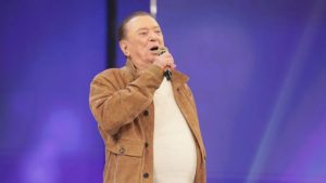 Apresentador Raul Gil passa por exames e segue internado para observação