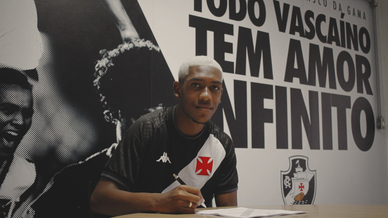 Rayan joia do Vasco assinando contrato com o clube | Reprodução/x/@vascobase