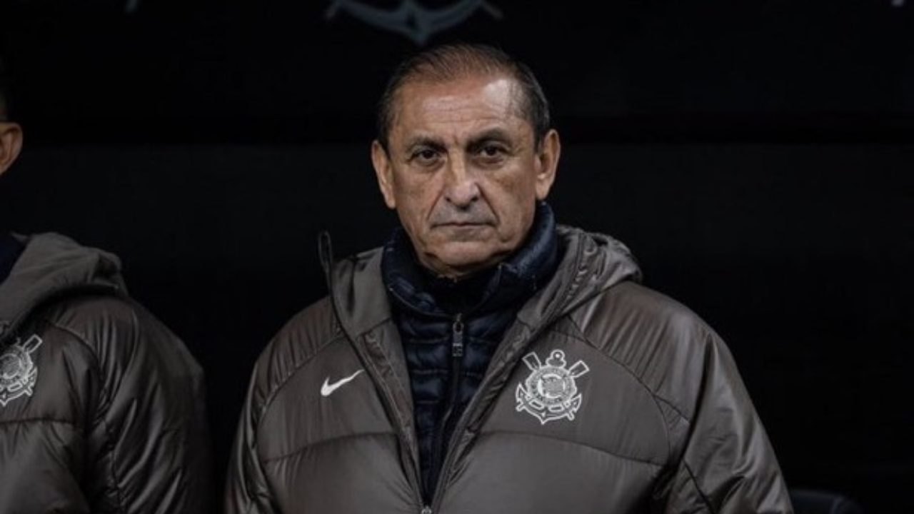 Ramón Díaz como treinador do Corinthians | Reprodução/X/@achein4shoppe