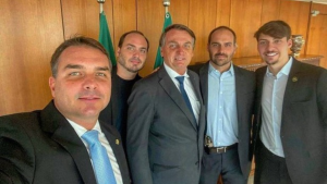 Bolsonaro recebe filhos em casa durante julgamento