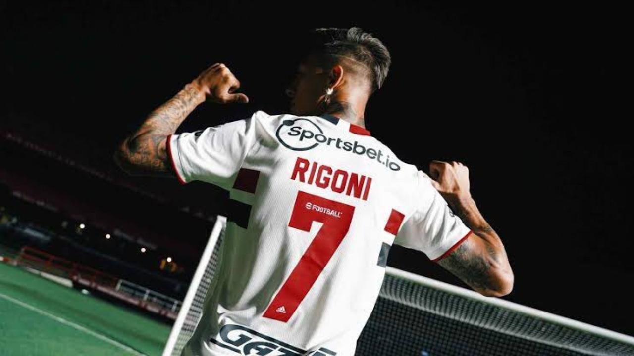 Rigoni aponta para o número da camisa | Reprodução/x/@joaogs01