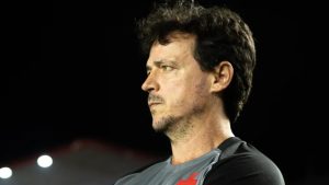 Vasco busca equilíbrio com Diniz no comando