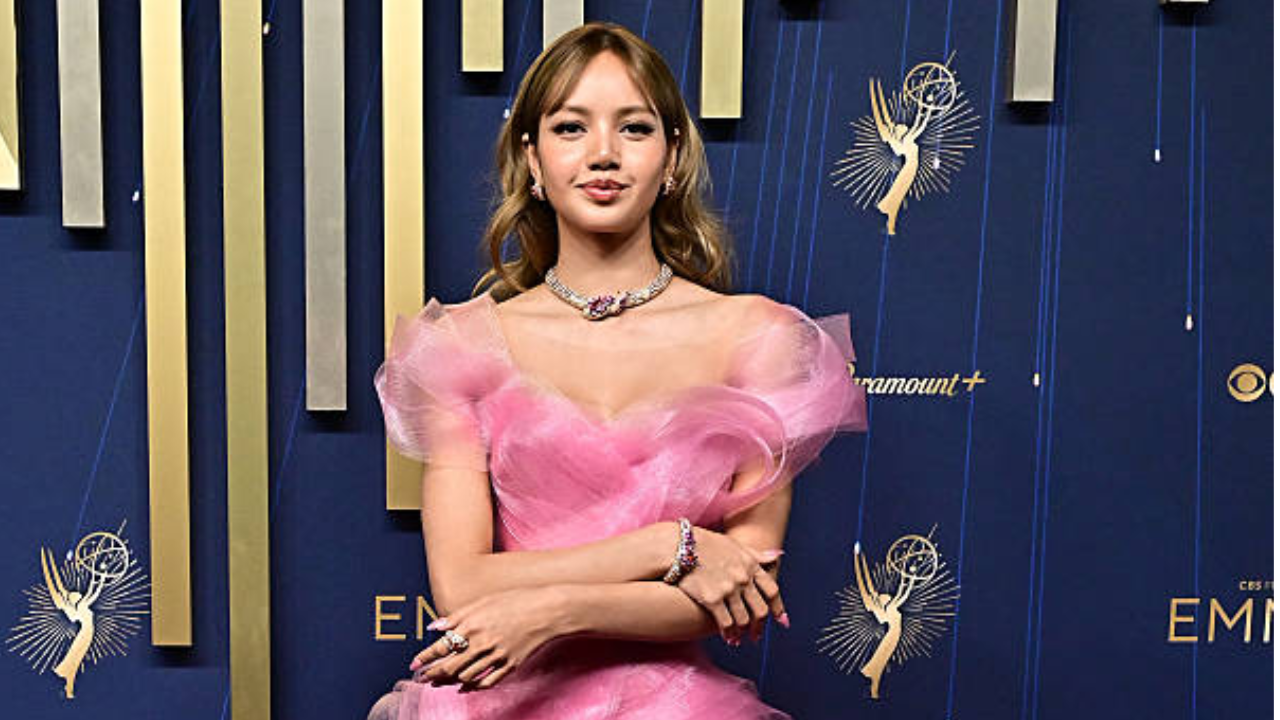 Lisa usa look delicado com efeito cascata no Emmy 2025 | Reprodução/ Frederic J. Brown/Getty Images Embed