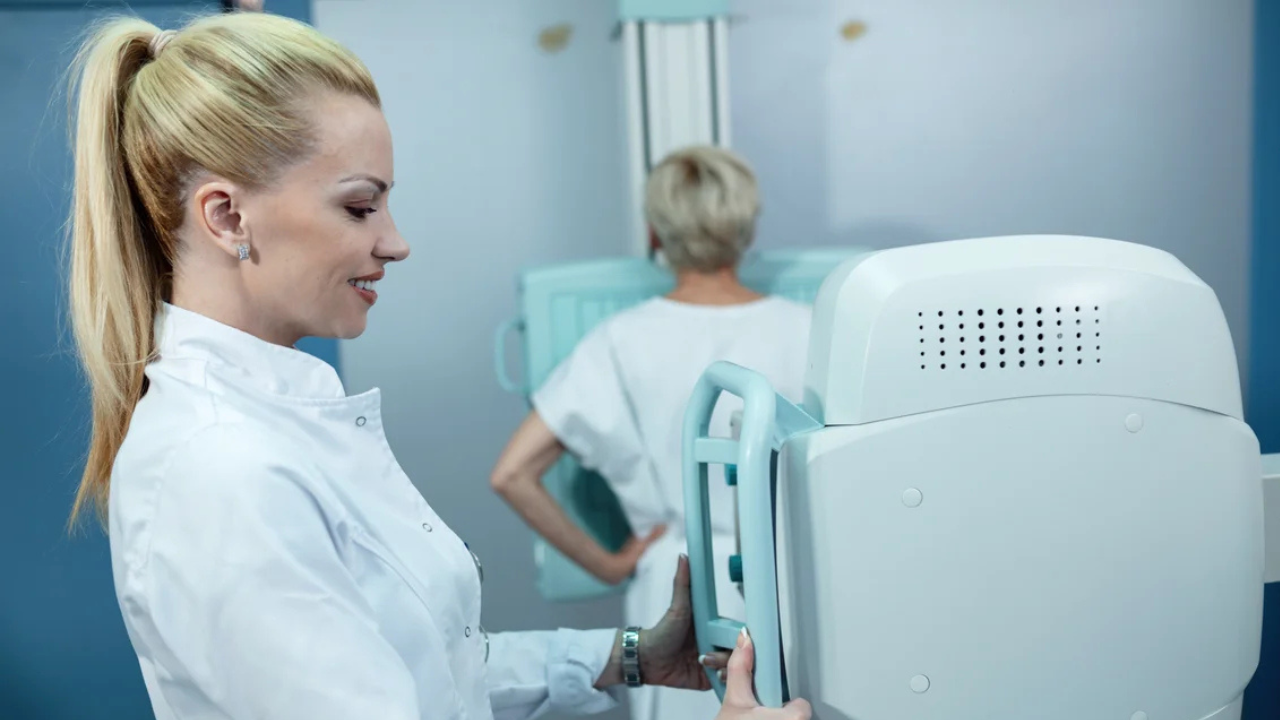 Mulher realiza exame de mamografia | Reprodução/Freepik /Edisson Mandella 