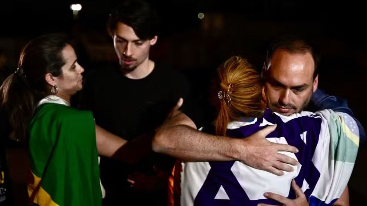 Renan (ao fundo) e Carlos Bolsonaro | Reprodução/X/@NP_Oficial