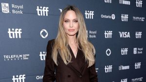 Angelina Jolie se emociona ao fazer raro comentário sobre a mãe