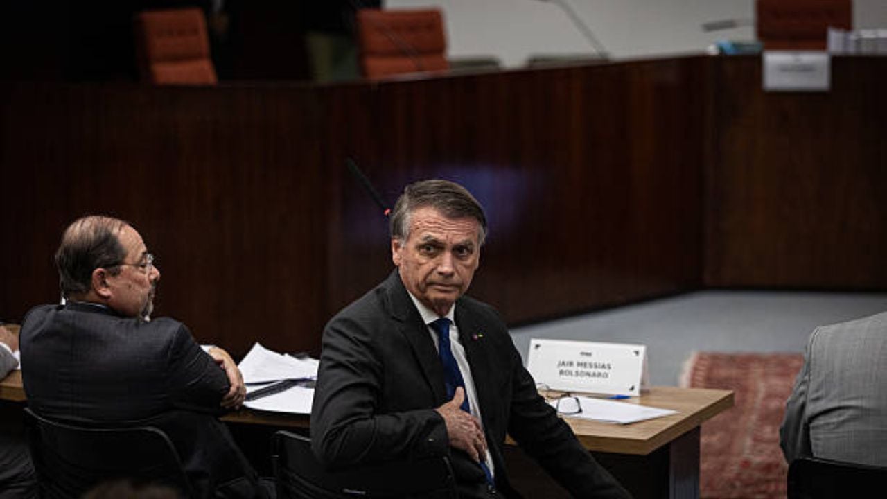Bolsonaro e seu advogado | Reprodução/ Bloomberg / Getty Imagens Embed