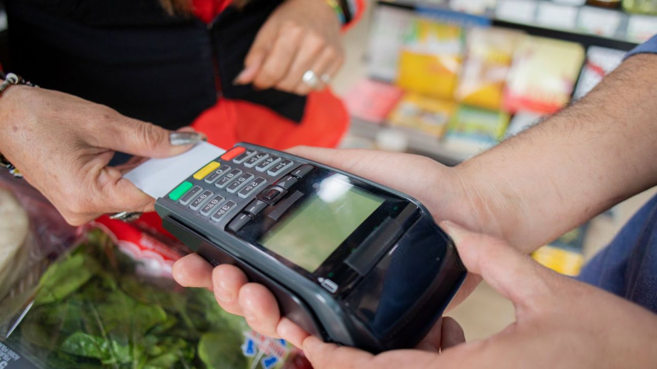Cliente pagando as compras | Reprodução/Dario Gaona/Getty Images Embed