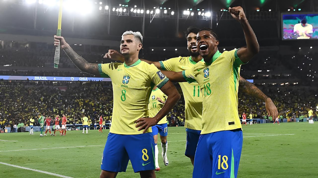 Bruno Guimarães, Paquetá e Andrey Santos comemorando | Reprodução/Instagram/@ge.globo