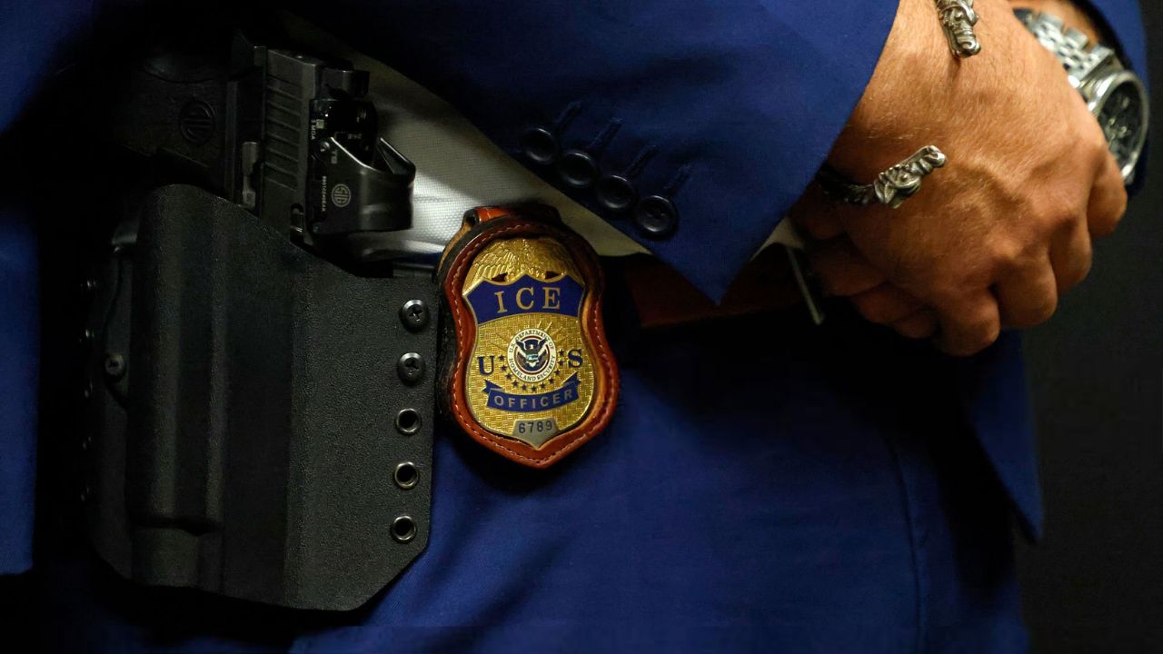 Detalhe do distintivo do Serviço de Imigração e Alfândega dos EUA (ICE) | Reprodução/Ron Jenkins/Getty Images Embed