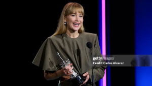 Jennifer Lawrence faz história sendo a mais jovem a receber o Prêmio Donostia