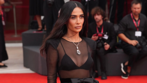 Silvia Braz brilha na première de Bugonia no Festival de Veneza