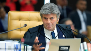 Luiz Fux defende absolvição de dois réus do 8 de janeiro