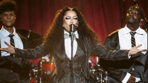 The Town 2025: Gloria Groove exibe “leilão” de sucessos no festival