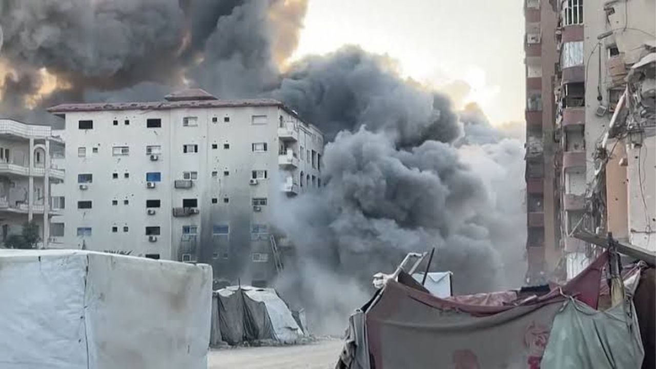Prédio Al-Roya atingido após ataque de Israel | Reprodução/ABC News
