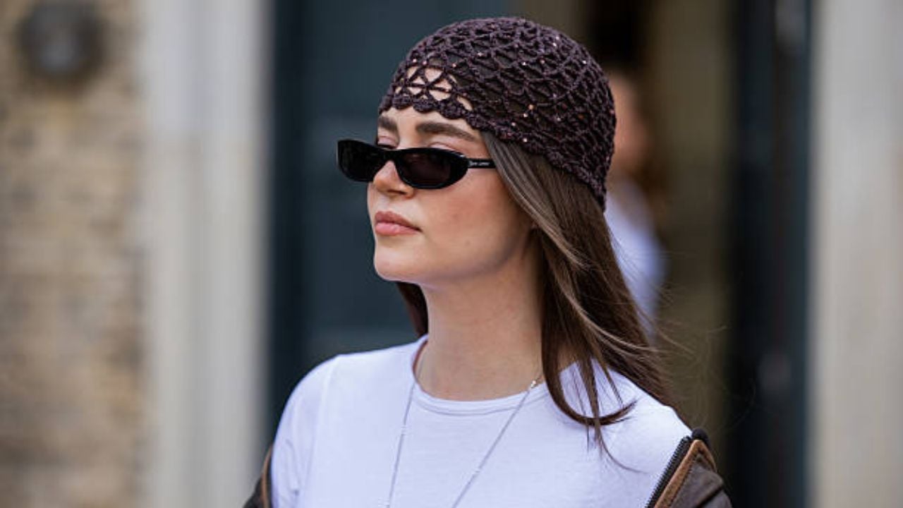 Jennifer Amanda  usando chapéu de chochê | Reprodução/	Christian Vierig / Getty Images Embed