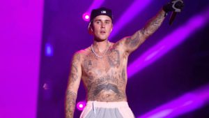Justin Bieber mostra lado pai e emociona com registro ao lado do filho