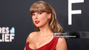 Taylor Swift divulga versão de “The Life Of a Showgirl” autografada para os fãs
